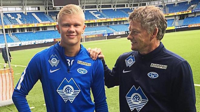 达成生涯400助里程碑，梅西赛后把球衣送给了看台上的父母