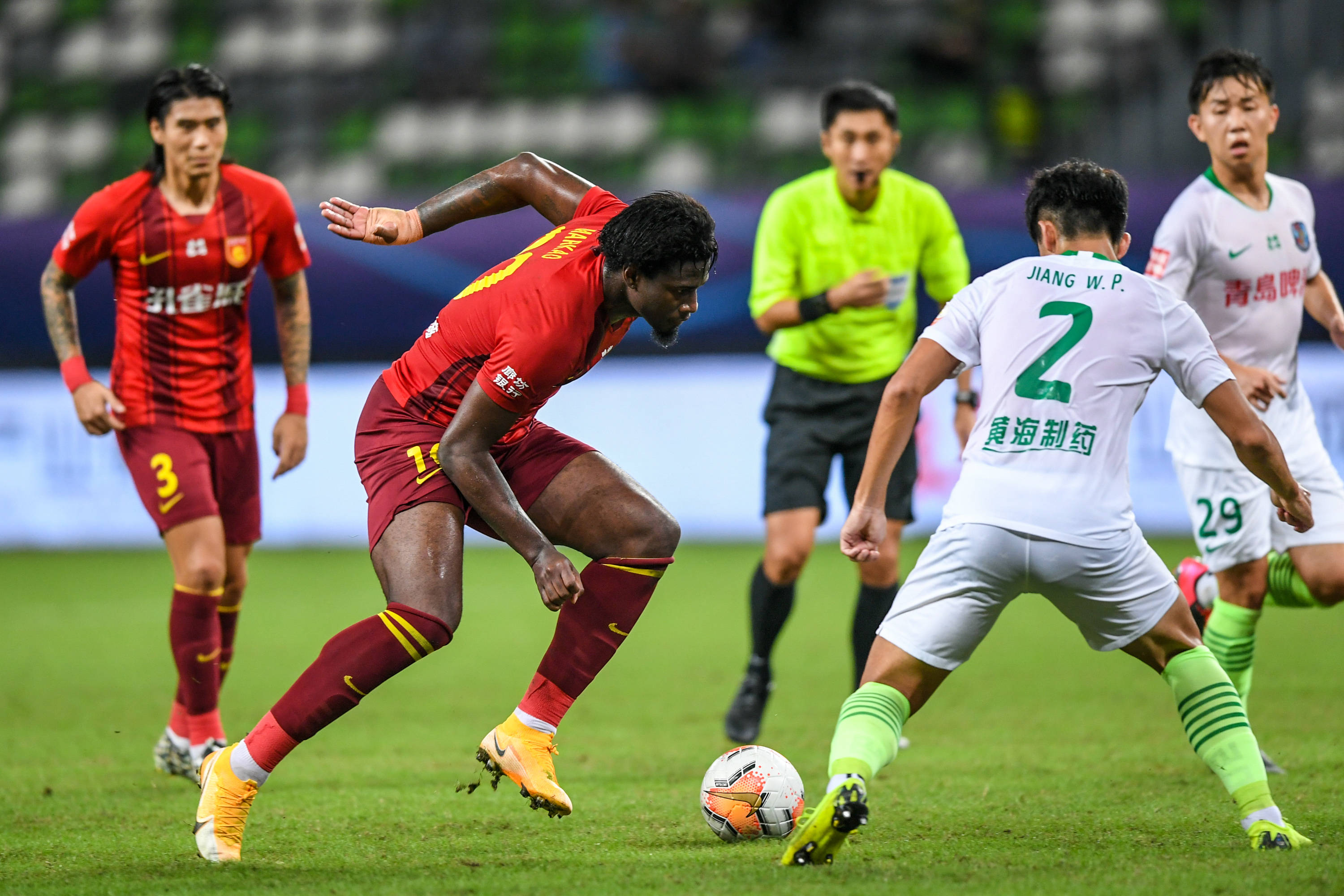 中国男子冰壶队在冬奥会资格赛中连胜两场，即将迎战新西兰和韩国，展现强大实力，期待继续拼搏。